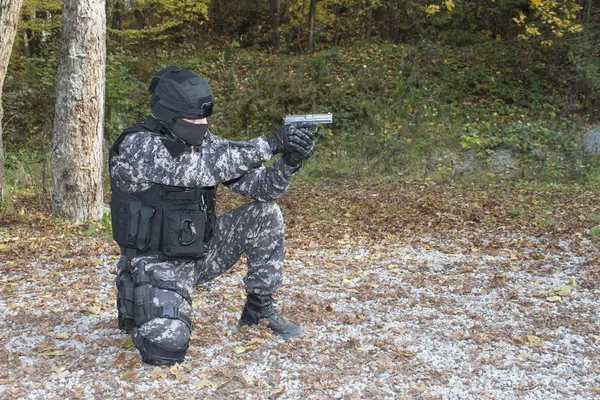Escuadrón antiterrorista especial, entrenado en el campo de tiro, tirador arrodillado, golpe de la policía — Foto de Stock