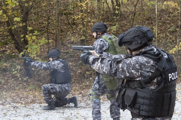 Escuadrón antiterrorista especial, entrenado en el campo de tiro — Foto de Stock