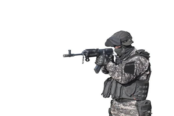 Lutte contre le terrorisme, soldat des forces spéciales, avec fusil d'assaut sa.vz.58 coup de poing de la police, isolé sur blanc — Photo