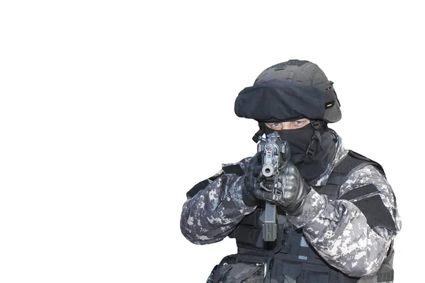 Lucha contra el terrorismo, Soldado de las Fuerzas Especiales, con rifle de asalto, golpe de la policía, aislado en blanco — Foto de Stock