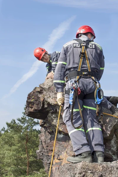 Stary Plzenec, República Tcheca, 3 de junho de 2014: equipe de resgate de treinamento. Resgate em terreno rochoso perto do castelo RADYNE . — Fotografia de Stock