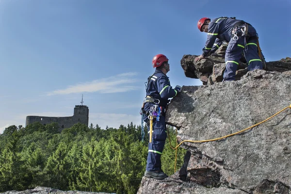 Stary Plzenec, Czech Republic, June 3, 2014: training rescue team. Rescue in rocky terrain near the castle RADYNE. — Stock Photo, Image