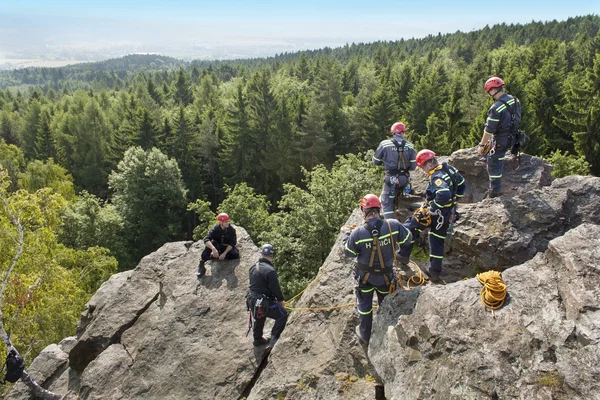 Stary Plzenec, Republika Czeska, 3 czerwca 2014: szkolenia ratownicy. Ratunek w skalistym terenie w pobliżu zamku Radyne. — Zdjęcie stockowe