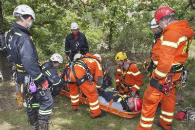 Kadan, Çek Cumhuriyeti, 6 Haziran 2012: kurtarma birimleri egzersiz. Eğitim kurtarma Barajı kadan, ulaşılmaz arazi kişiler. ip teknikleri kullanarak kurtarma