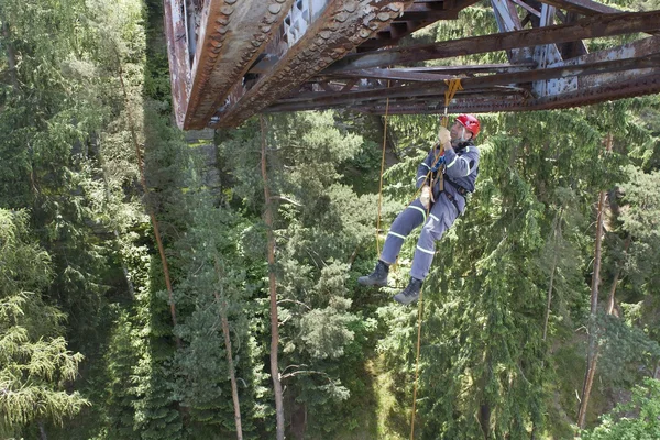 Pnovany, Czech Republic, June 4, 2014: Training elevation work on the old railway bridge over the dam Hracholusky, rescue work on the construction of the bridge — Stock Photo, Image