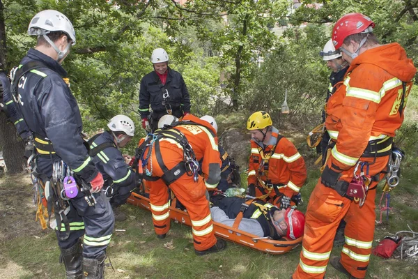 Kadan, República Tcheca, 6 de junho de 2012: Exercício de unidades de resgate. Treinar pessoas de resgate em terreno inacessível na barragem de Kadan. Recuperação usando técnicas de corda — Fotografia de Stock