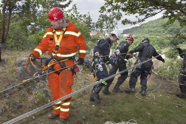 Kadan, Czech Republic, June 6, 2012: Exercise rescue units. Training rescue people in inaccessible terrain at the dam Kadan. Recovery using rope techniques — Stock Photo, Image