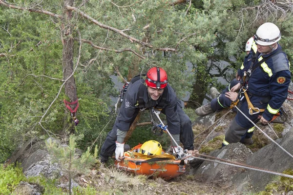 Kadan, Czech Republic, June 6, 2012: Exercise rescue units. Training rescue people in inaccessible terrain at the dam Kadan. Recovery using rope techniques — Stock Photo, Image