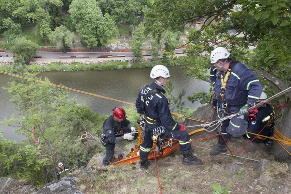 Kadan, Czech Republic, June 6, 2012: Exercise rescue units. Training rescue people in inaccessible terrain at the dam Kadan. Recovery using rope techniques — Stock Photo, Image