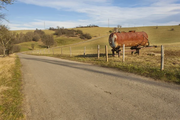 Vidéki utak és legelők, a Cseh Köztársaságban, rozsdás víztartály — Stock Fotó