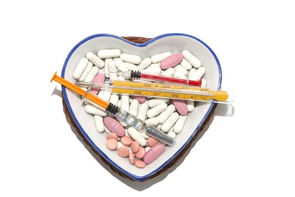 심장, 의료 오래 된 수은 온도계, 흰색 절연의 형태로 도자기 접시에의 약 — 스톡 사진