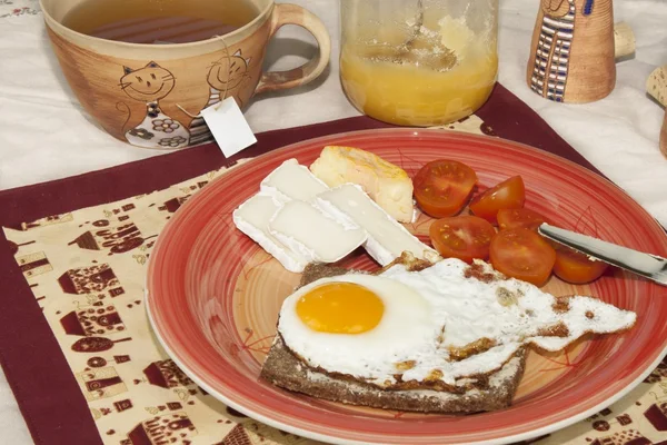 Colazione fatta in casa, pane con burro, uova e pomodorini — Foto Stock