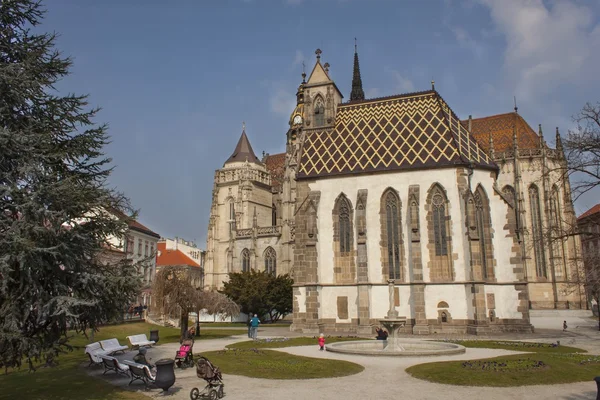 Kosice, Slowakije, 25 maart 2015: St. Michael Chapel en St. Elizabeth Cathedral gebouwd in 1508, de grootste kerk in de Slowaakse Republiek, de oostelijkste gotische kathedraal in Europa — Stockfoto