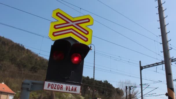 Feux de signalisation à un passage à niveau en République tchèque, le panneau "attention train " — Video