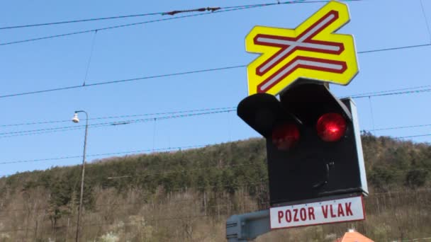 Ampel an einem Bahnübergang in der Tschechischen Republik, das Schild "Vorsicht Zug" — Stockvideo