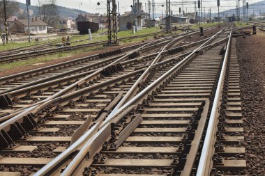 Kırsal istasyonu yakınında parça geçiş yolu ileri demiryolu