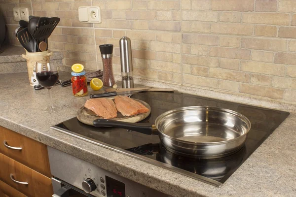 Zubereitung von gefrorenem Lachs, hausgemachtem Dressing, Braten in der Pfanne — Stockfoto