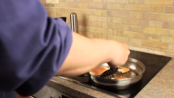 Salmón frito en una sartén, cocina casera, preparación de la cena — Vídeos de Stock