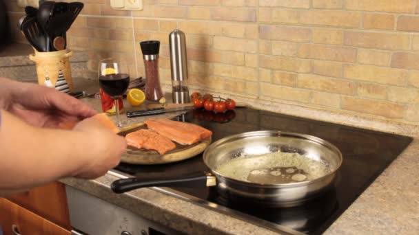 Salmon fry in a pan, home cooking, preparing dinner — Stock Video