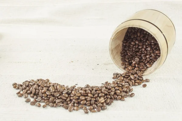 Spilled coffee beans, coffee mug, old coffee grinder — Stock Photo, Image