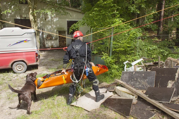 Treinamento de resgate de pessoas enterradas nos escombros de prédios, membro da Polícia de JOZ Brno City — Fotografia de Stock