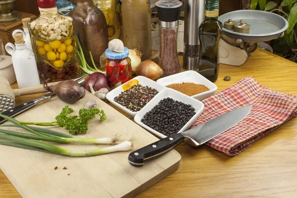 Home preparação de alimentos na cozinha, carne de porco assada na grelha, carne de porco crua na tábua de corte e legumes — Fotografia de Stock