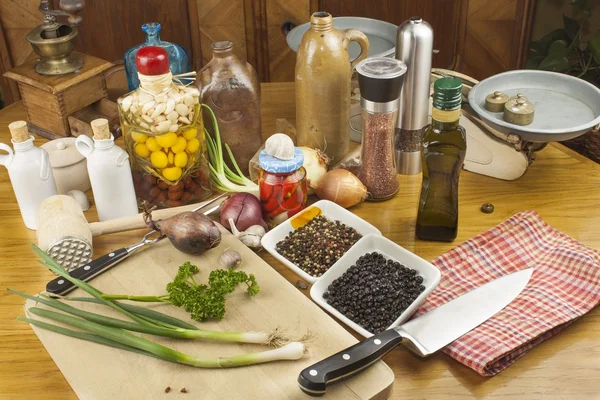 Příprava domácí jídla v kuchyni, vepřové pečené na grilu, syrové vepřové na prkénko a zelenině — Stock fotografie