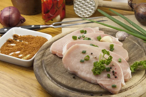 Home food preparation in the kitchen, roast pork on grill, Raw pork on cutting board and vegetables — Stock Photo, Image