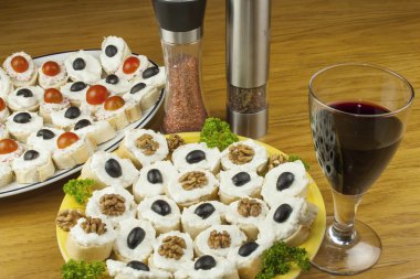 Adet baget, Siyah Zeytin ve ceviz ödev hızlı yemek, kanepeler sebze ve tereyağı ile süslenmiş