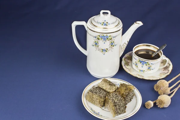 Bolo de semente de papoula caseiro em uma mesa com uma toalha de mesa — Fotografia de Stock