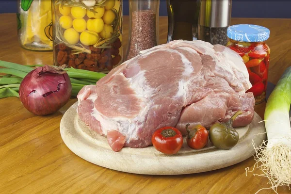 Porc cru frais sur une planche à découper avec des légumes — Photo