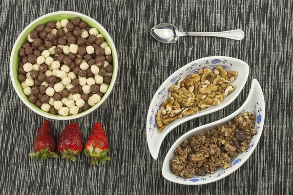 Café da manhã saudável, refeição de dieta de cereais, frutas e nozes. Menu de processamento — Fotografia de Stock