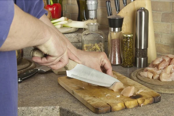 Homework viande de poulet, tranches de filet de poitrine de poulet, table de cuisine avec des ingrédients pour la cuisson — Photo