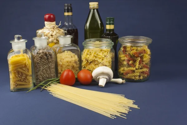 Vários tipos de massas na mesa, preparação de alimentos caseiros — Fotografia de Stock