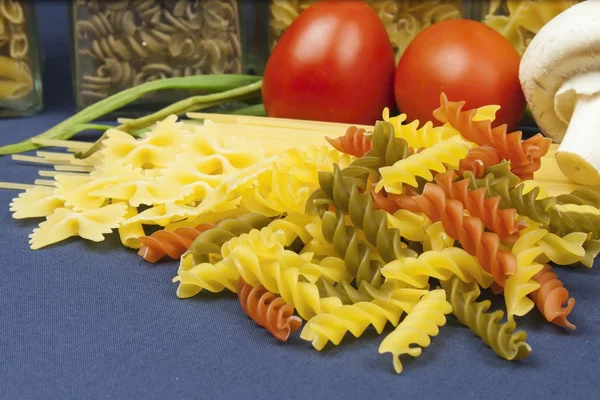 Různé druhy těstovin na stole, příprava domácí jídla — Stock fotografie