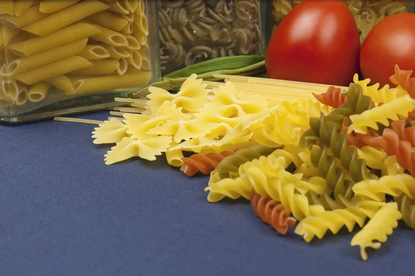 Varios tipos de pasta en la mesa, preparación de alimentos caseros — Foto de Stock