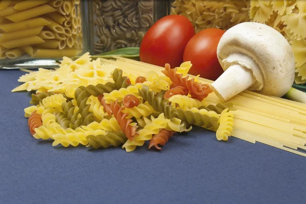 Varios tipos de pasta en la mesa, preparación de alimentos caseros — Foto de Stock