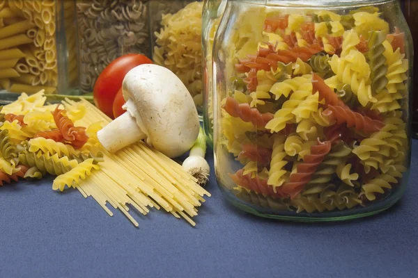 Varios tipos de pasta en la mesa, preparación de alimentos caseros — Foto de Stock