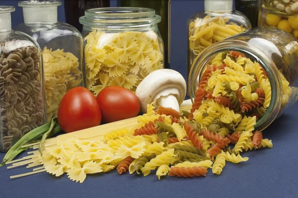 Varios tipos de pasta en la mesa, preparación de alimentos caseros — Foto de Stock