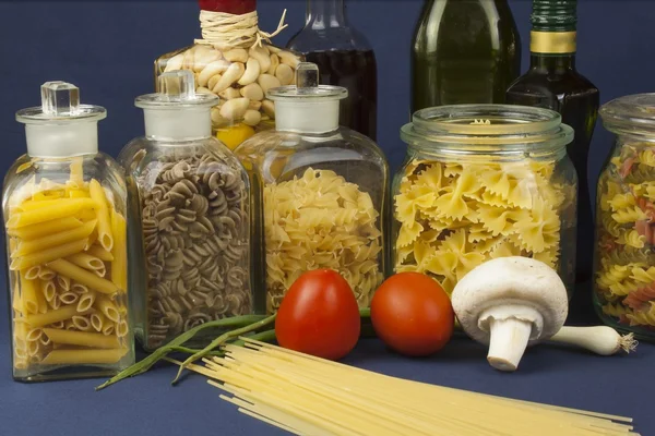 Varios tipos de pasta en la mesa, preparación de alimentos caseros — Foto de Stock