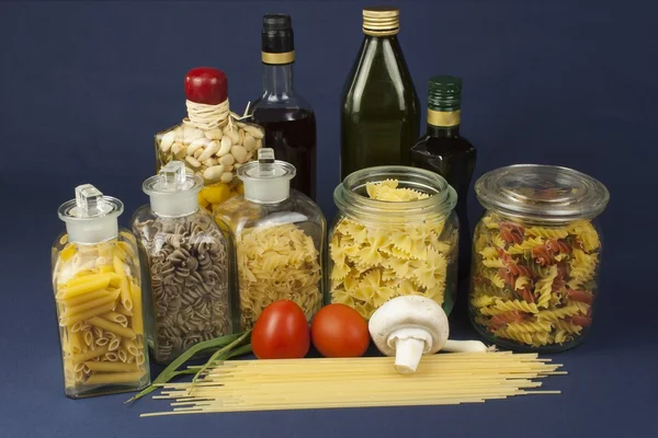 Varios tipos de pasta en la mesa, preparación de alimentos caseros — Foto de Stock