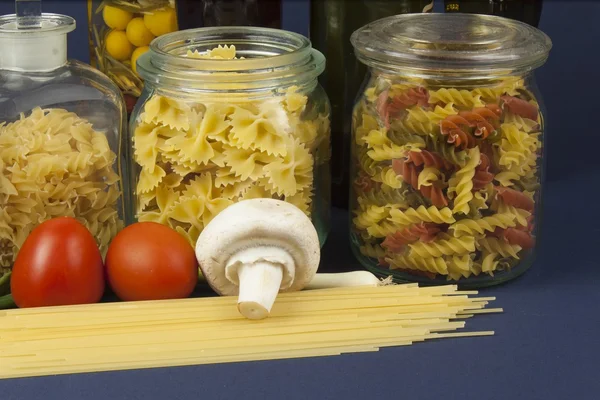 Varios tipos de pasta en la mesa, preparación de alimentos caseros — Foto de Stock