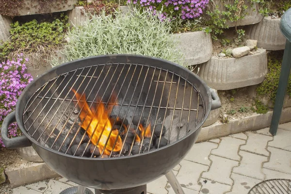 Barbecue grill, charbon de bois et flammes de feu, allumer le gril — Photo