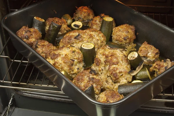 Paddestoelen gevuld met gehakt vlees met courgette, gebraden op een braadslee in de oven — Stockfoto