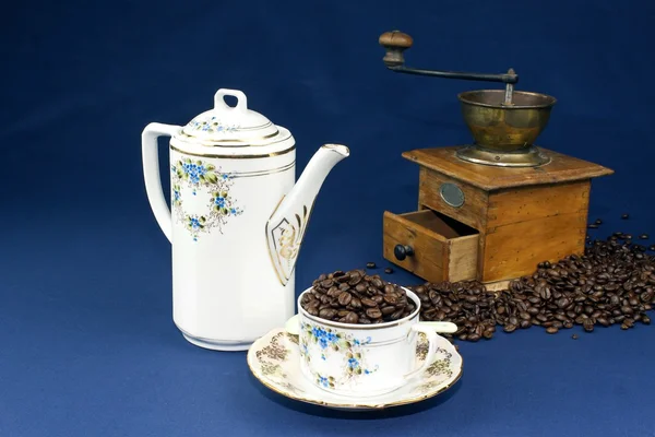 Tasse à café sur la table avec une nappe bleue — Photo