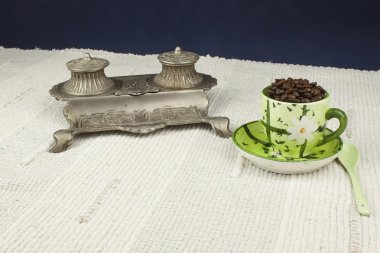 Art Nouveau InkWell, metin için arka plan ile masada kahve çekirdekleri fincan