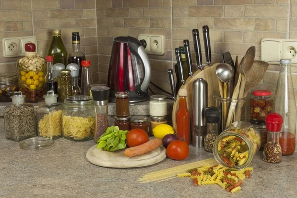 Platos de pasta para tareas. Pasta, especias y verduras en la mesa de la cocina —  Fotos de Stock