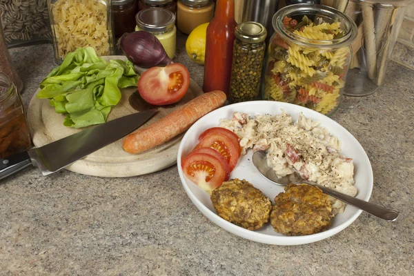 Läxor pastarätter. Pasta, kryddor och grönsaker på köksbordet — Stockfoto