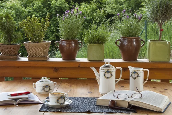 Tazza di caffè sulla terrazza, rilassarsi con un libro, un tempo per la pipa — Foto Stock