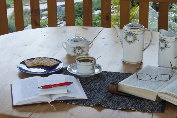 Xícara de café no terraço, relaxar com um livro, um tempo para cachimbo — Fotografia de Stock